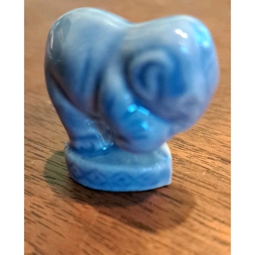 Vtg Wade whimsies Porcelain Figurine Red Rose Tea Blue Circus Elephant W/Leg Up